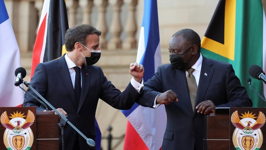 Presidente francês defende reforço de produção de vacinas na África do Sul