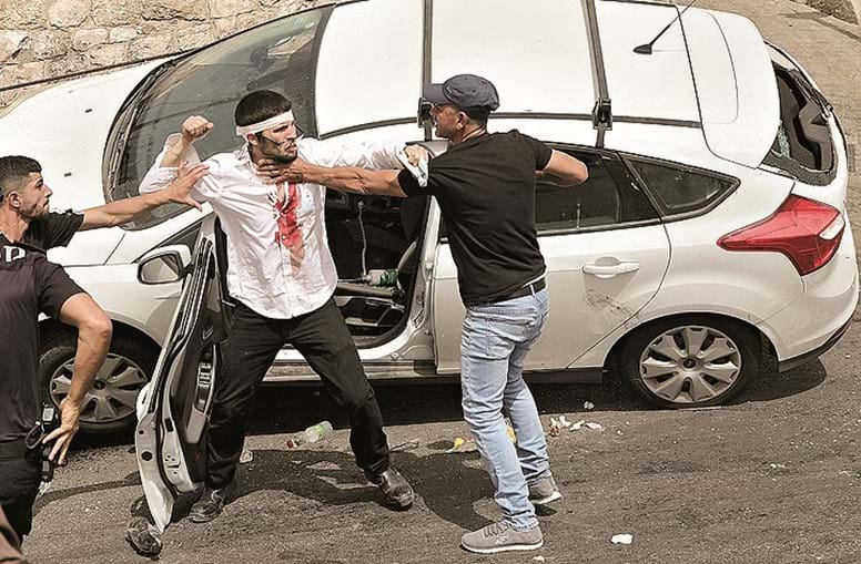  Manifestantes judeus e palestinianos trocaram agressões