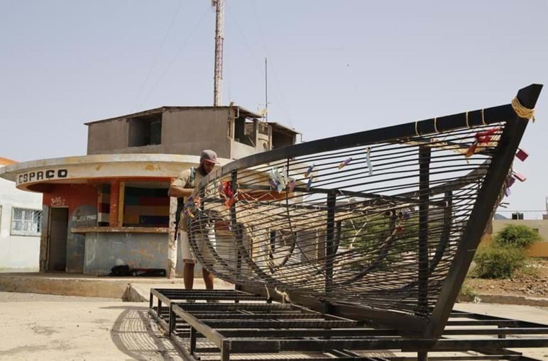 Barco inspirado em ponte dos namorados de Paris leva esperança a bairro de Cabo Verde