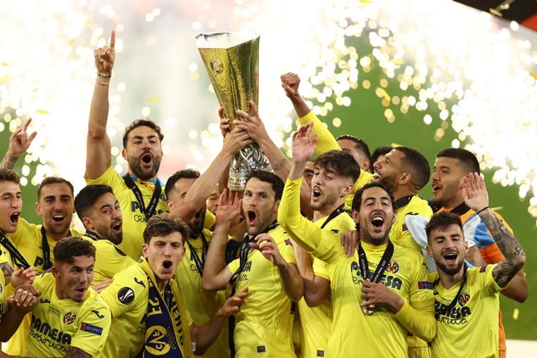 Villareal celebra com a taça da Liga Europa