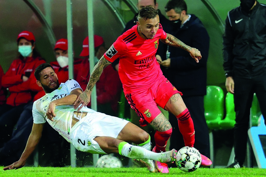 Everton, a figura do encontro em Tondela, disputa lance com Bebeto 