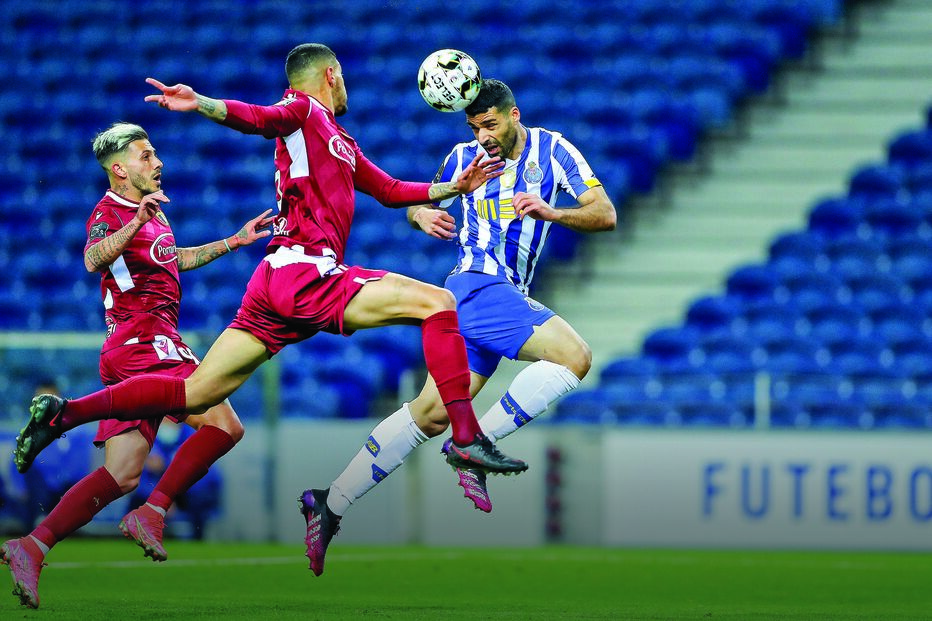 Taremi leva vantagem no jogo aéreo sobre os famalicenses Diogo Figueiras e Riccieli   