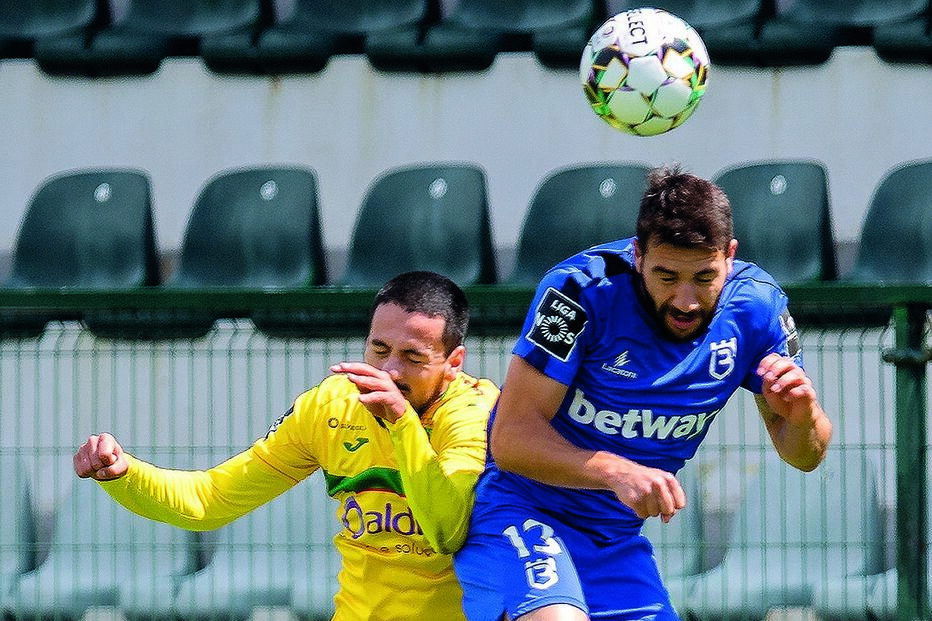 Bruno Costa (P. Ferreira) e Tiago Esgaio (Belenenses SAD) em luta nas alturas 