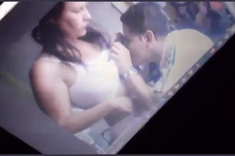 Docente foi apanhado em momentos íntimos com a mulher