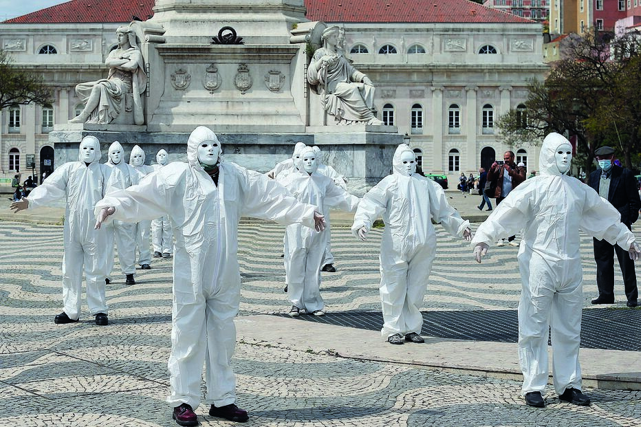 Manifestantes usaram equipamentos de proteção contra o vírus e ecoaram frases sobre a pandemia de Covid-19