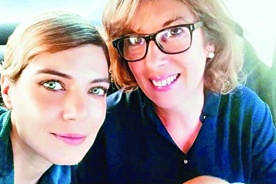 Raquel Strada mimou mãe com dedicatória   