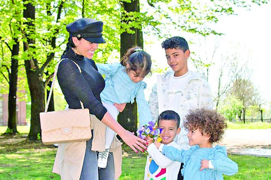 Georgina Rodríguez posou ao lado de Eva, Cristianinho, Mateo e Alana