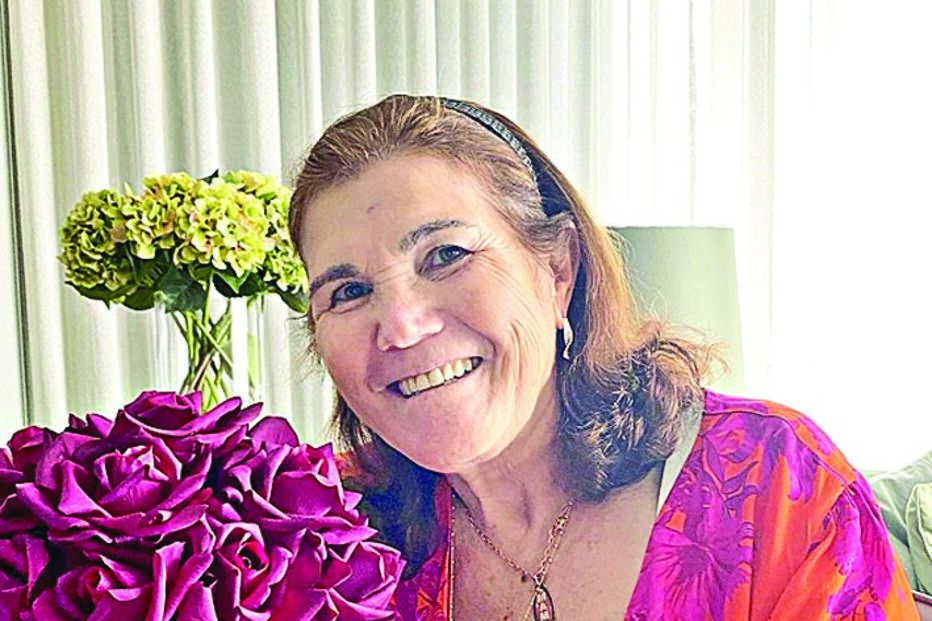 Dolores Aveiro exibiu um vistoso ramo de flores 