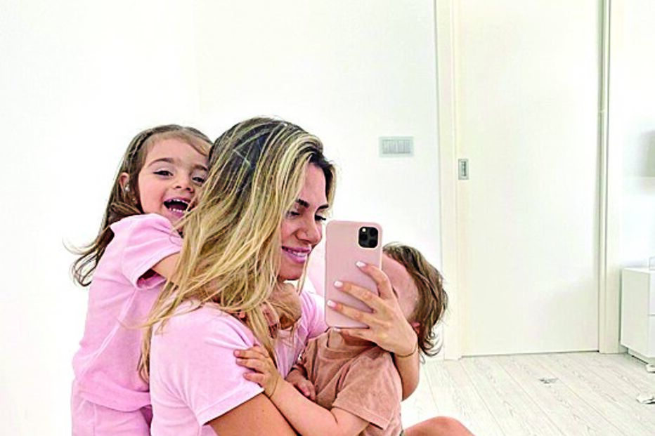 Liliana Filipa Antunes mostrou-se a receber mimos dos dois dos filhos, Ariel Melody e Santi   