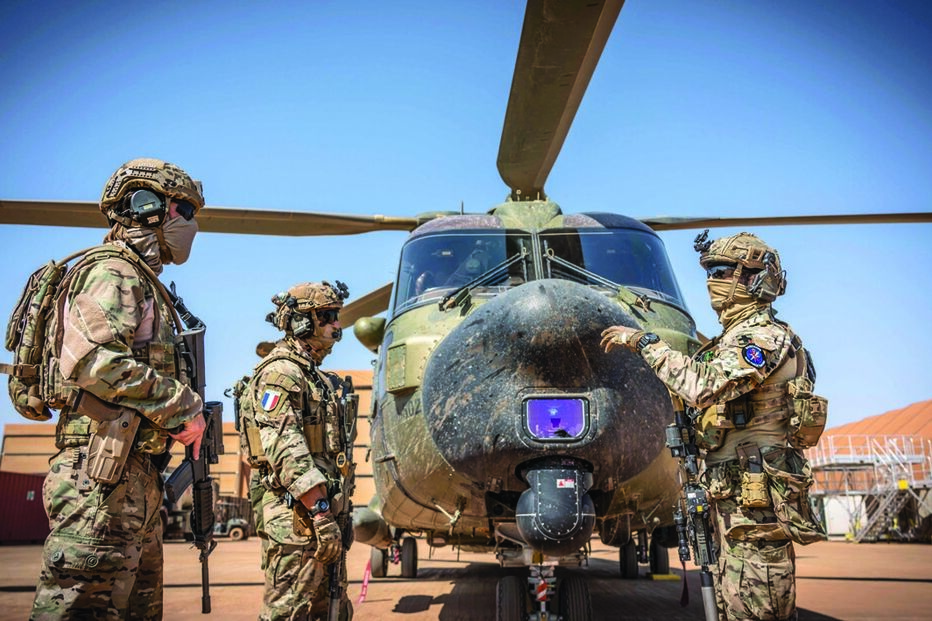 Força conta com apoio de helicópteros e de um C130 suecos