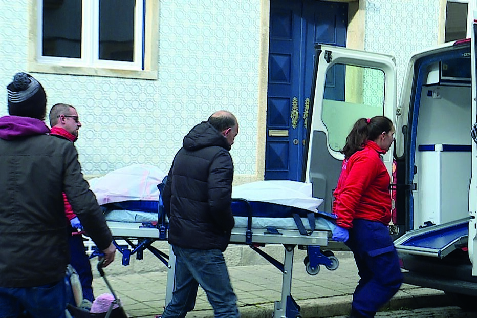 Momento em que os bombeiros recolhiam os cadáveres das duas bebés recém-nascidas. Mulher foi mais tarde ao hospital   