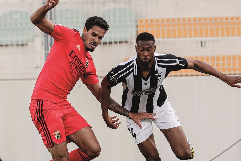 Beto, aqui em duelo com Lucas Veríssimo, marcou um golo ao Benfica no recente jogo entre as duas equipas