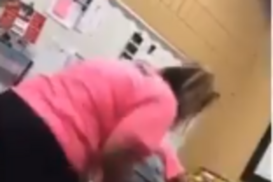 Professora bate em aluna