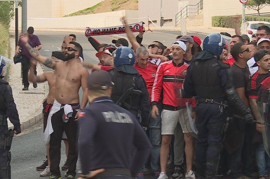 Adeptos do Sporting e do Benfica em confrontos junto ao estádio de Alvalade