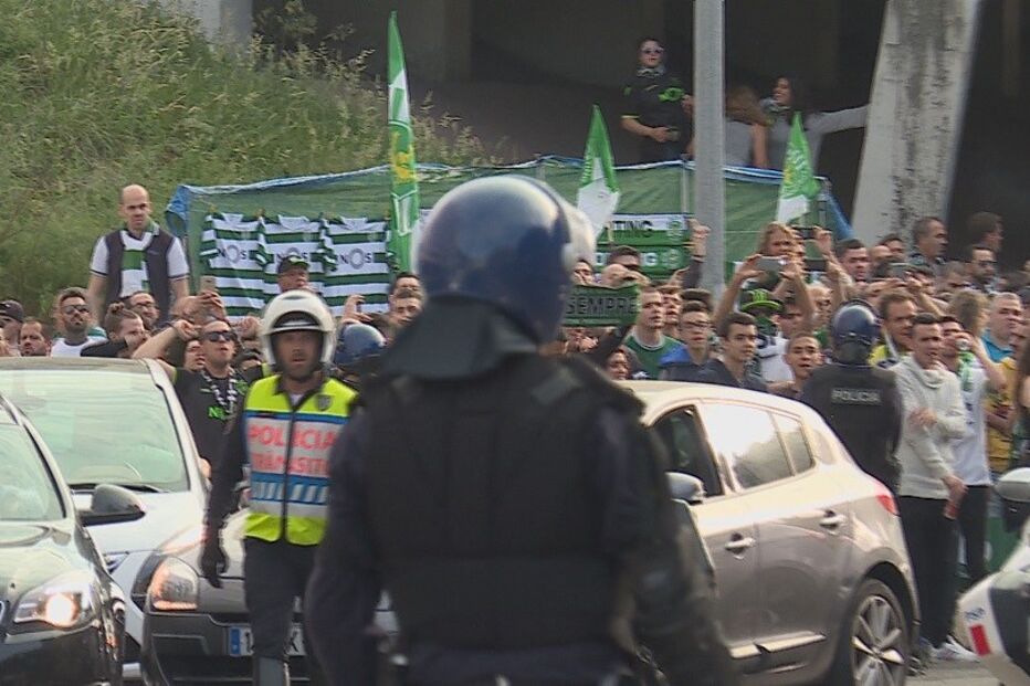 Adeptos do Sporting e do Benfica em confrontos junto ao estádio de Alvalade