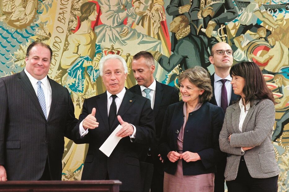 Carlos Costa, governador do Banco de Portugal, com o presidente do Fundo Lone Star, Donald Quintin, em outubro de 2017 na venda do Novo Banco 