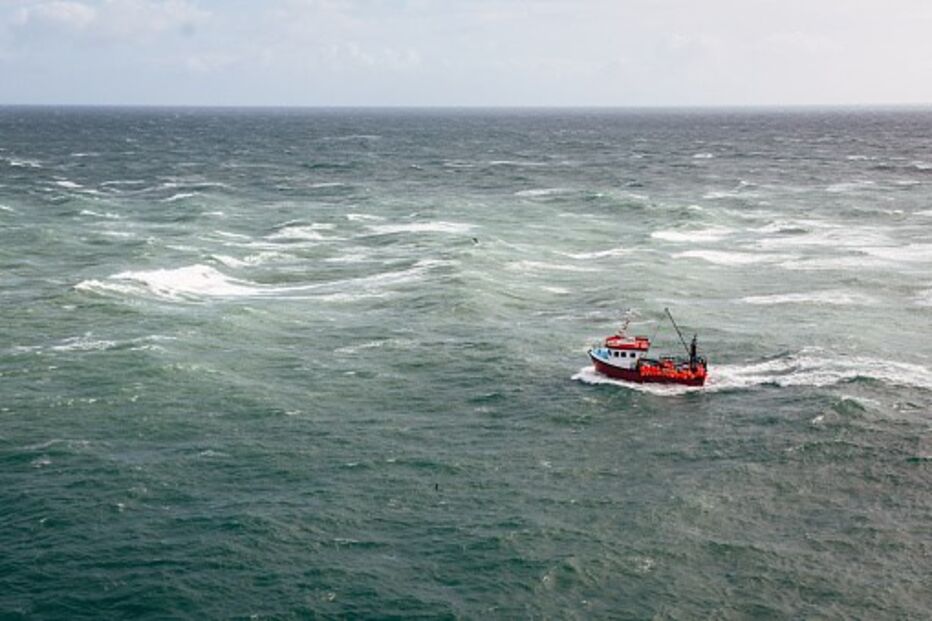 Barco de pesca em alto mar