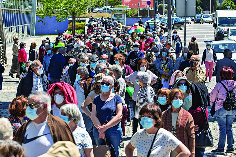 Filas para vacinação contra a Covid-19 aconteceram devido a falhas com o autoagendamento. Coimbra foi uma das cidades onde o erro deixou centenas à espera