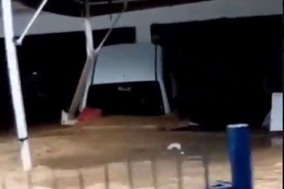 Enxurrada fez com que muitos migrantes a viver no local perdessem todos os documentos e pertences.