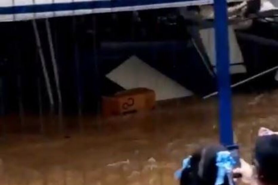 Enxurrada fez com que muitos migrantes a viver no local perdessem todos os documentos e pertences.