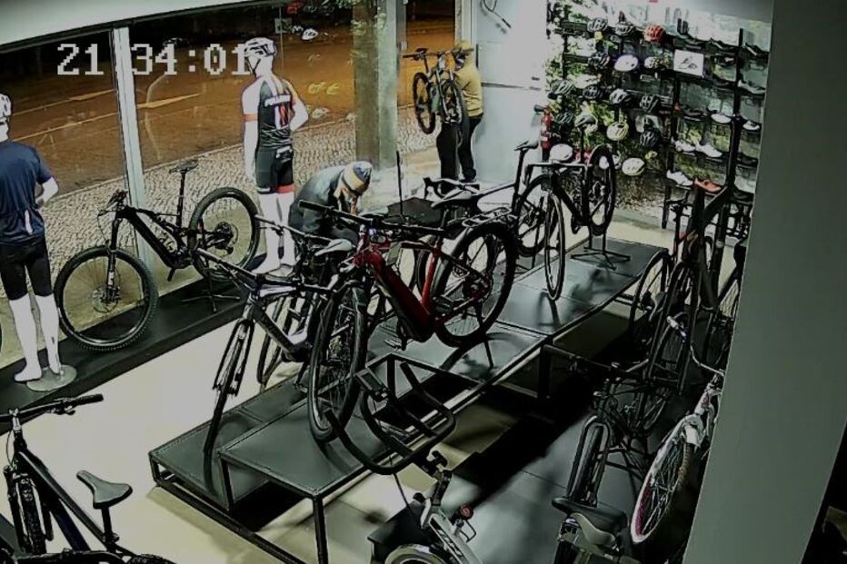 Loja de bicicletas furtada no centro de Santa Maria da Feira	