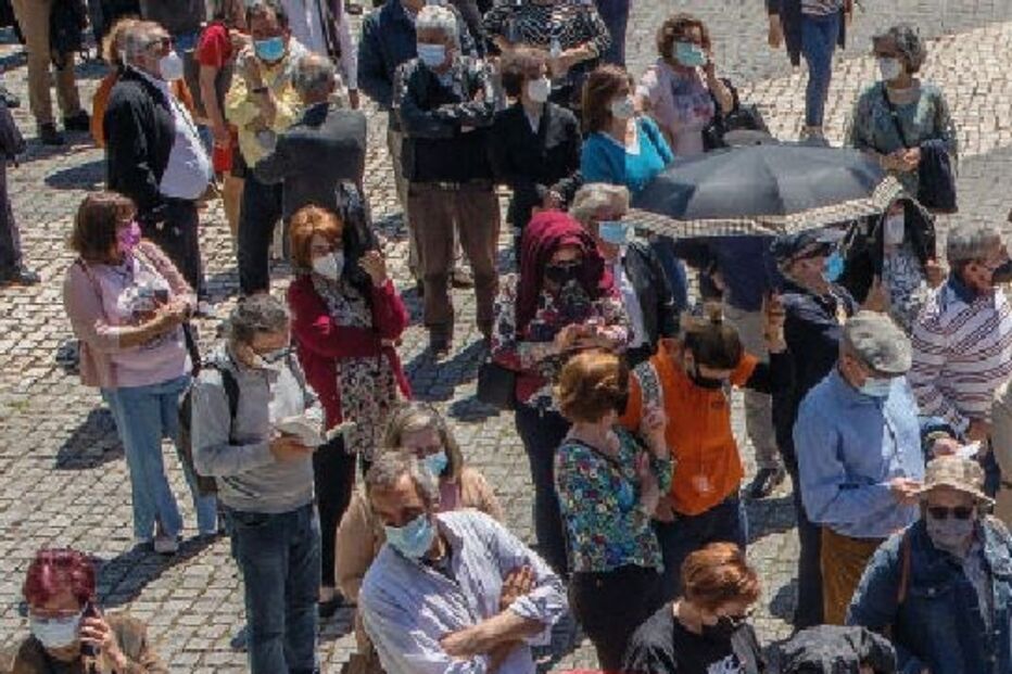 Ministério da Saúde gera caos na vacinação contra Covid