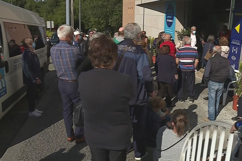 Filas no centro de vacinação de Gueifães