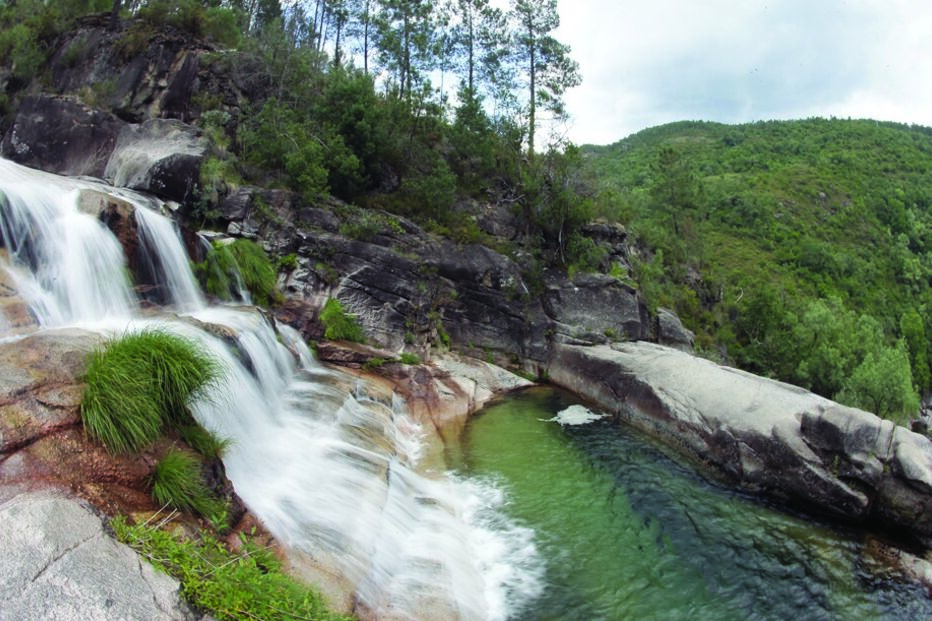 Cascata e lagoa da Portela do  Homem, na serra do Gerês. Um lugar paradisíaco, perto da nascente do rio Homem, a poucos quilómetros das antigas minas dos Carris 