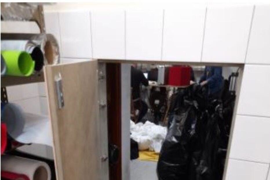 Fabricam malas e relógios falsos atrás de parede em loja na Póvoa de Varzim