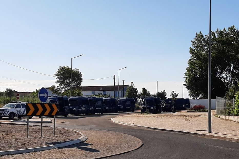 Grande aparato durante a realização das buscas, numa megaoperação coordenada pela PJ e que, em Estremoz, contou com a colaboração de elementos da PSP 