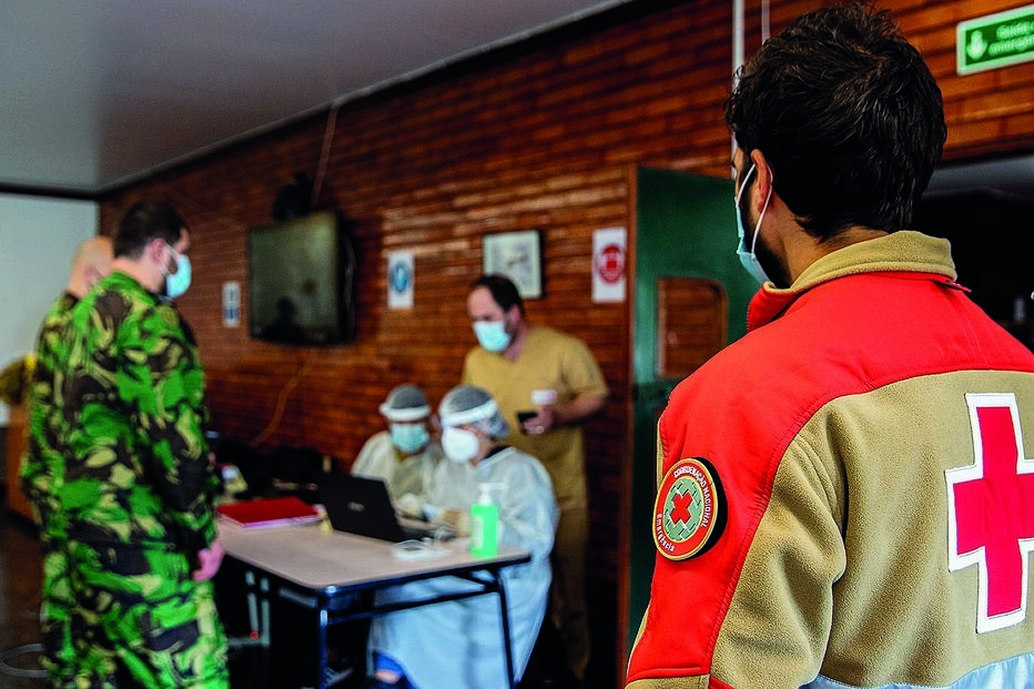 Militares têm o apoio da Cruz Vermelha para a realização de testes à Covid-19 dentro da base de Beja  