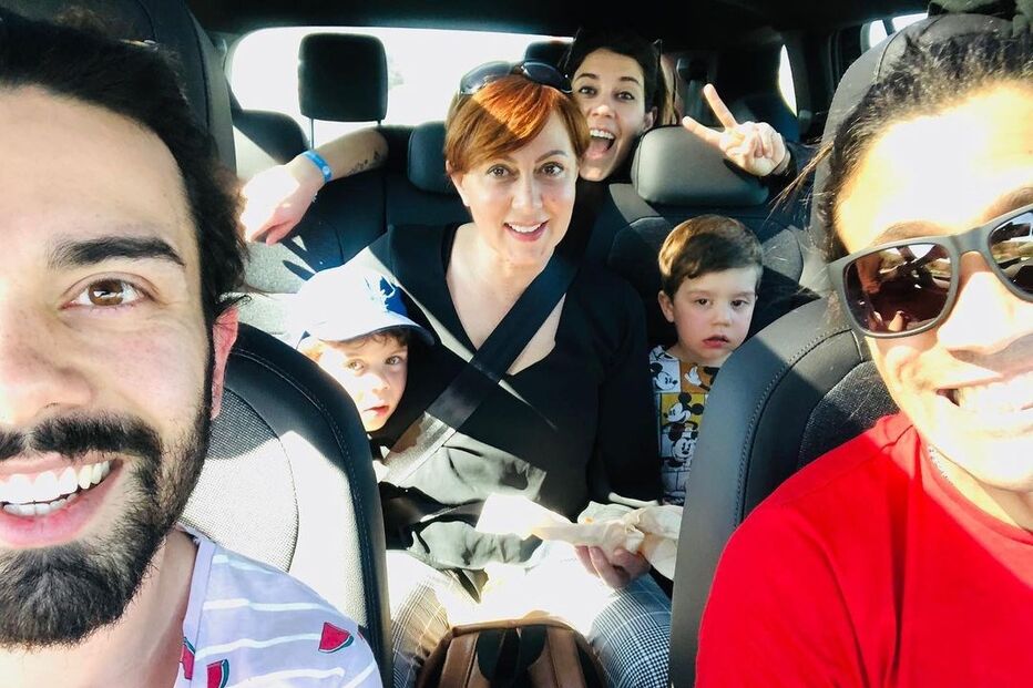 Maria João Abreu com a nora, filho e netos