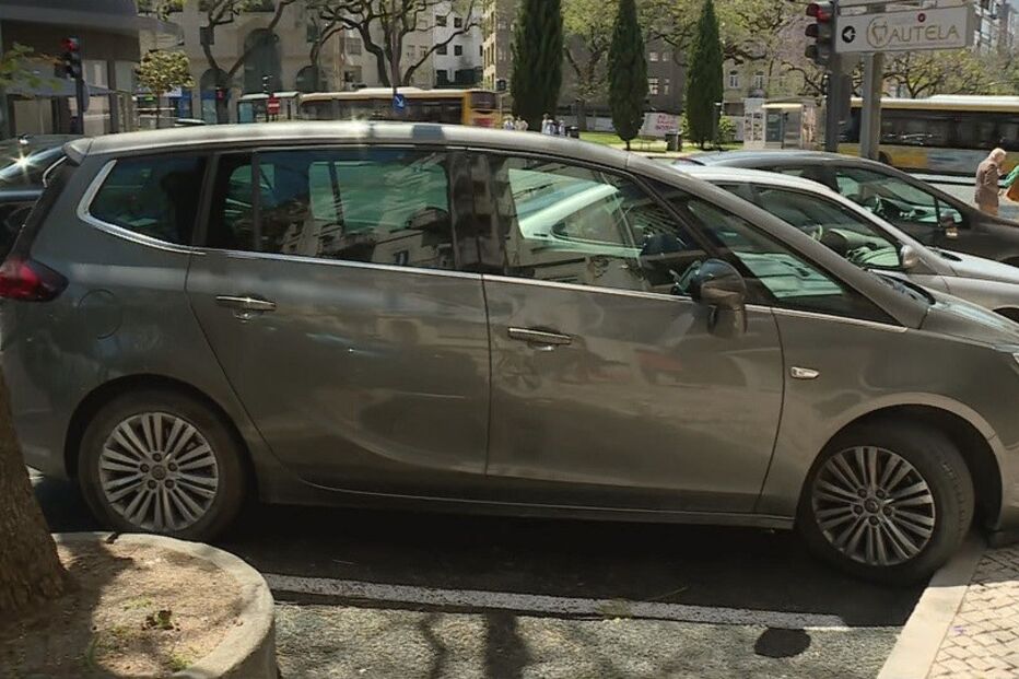 Bebé encontrada morta após sete horas trancada em carro no centro de Lisboa