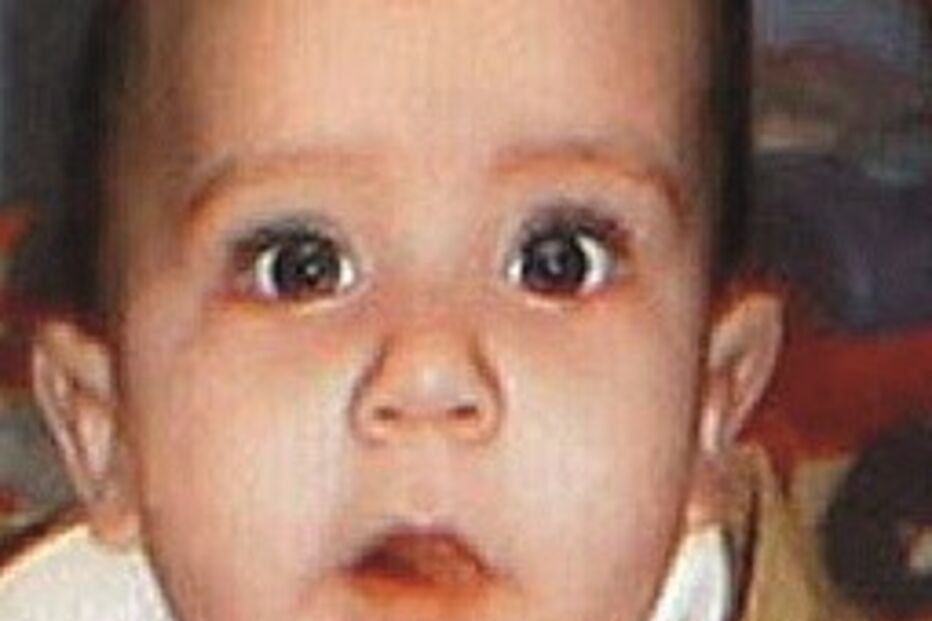 Pai grita desesperado com filha bebé morta nos braços esquecida no carro pela mãe