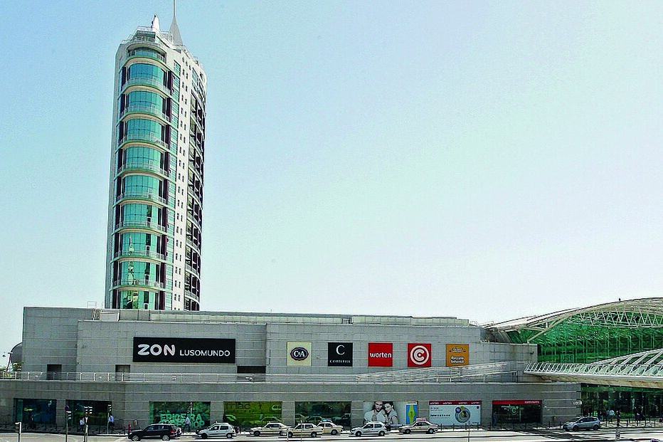 Menina caiu do 21º andar desta torre no Parque das Nações, em Lisboa
