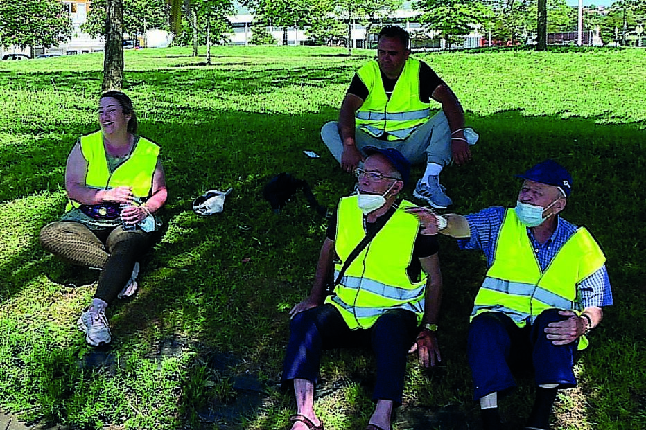 Grupo de Penafiel aproveita para descansar. Manuel Coelho, à direita, cumpre promessa de ir a Fátima há 50 anos