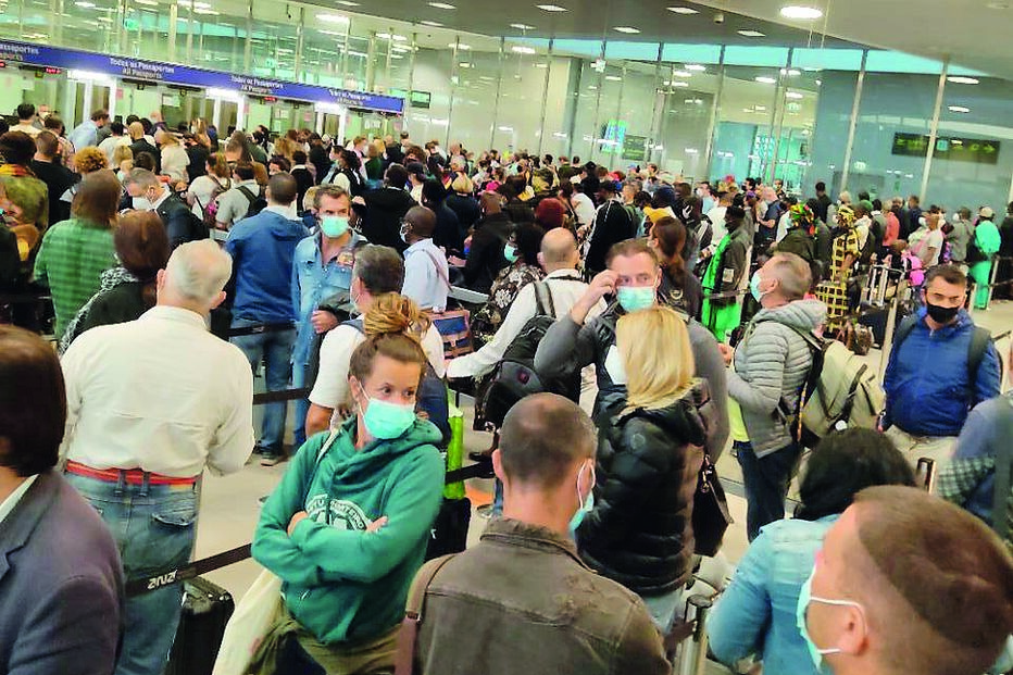 Muitos passageiros amontoaram-se no Aeroporto de Lisboa 