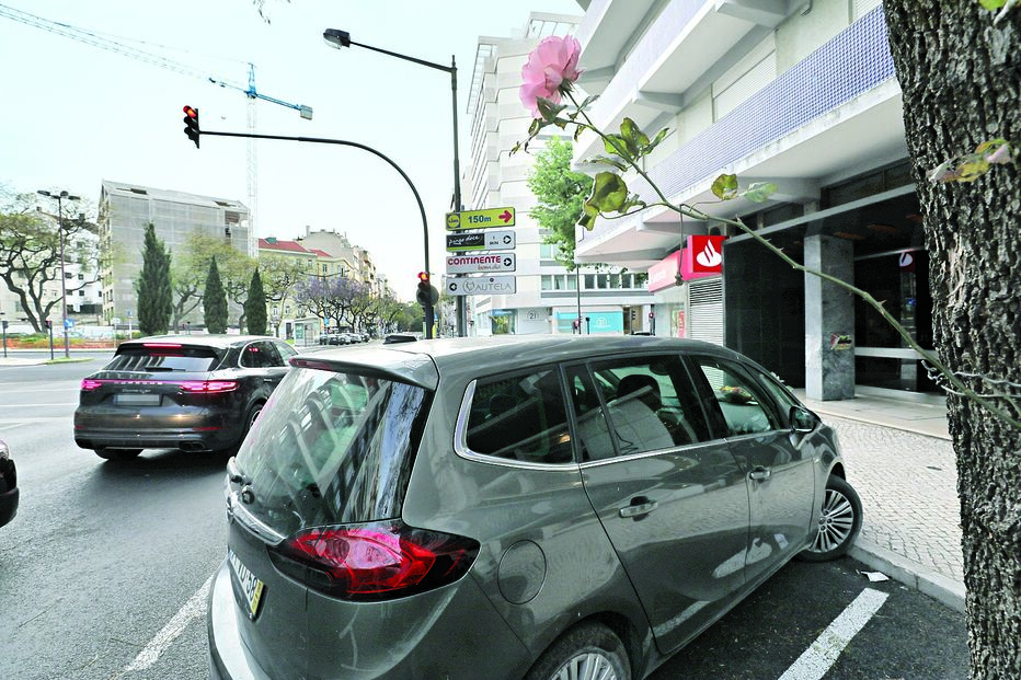 A bebé esteve na cadeirinha sete horas, sem que ninguém se apercebesse, numa das mais movimentadas avenidas de Lisboa
