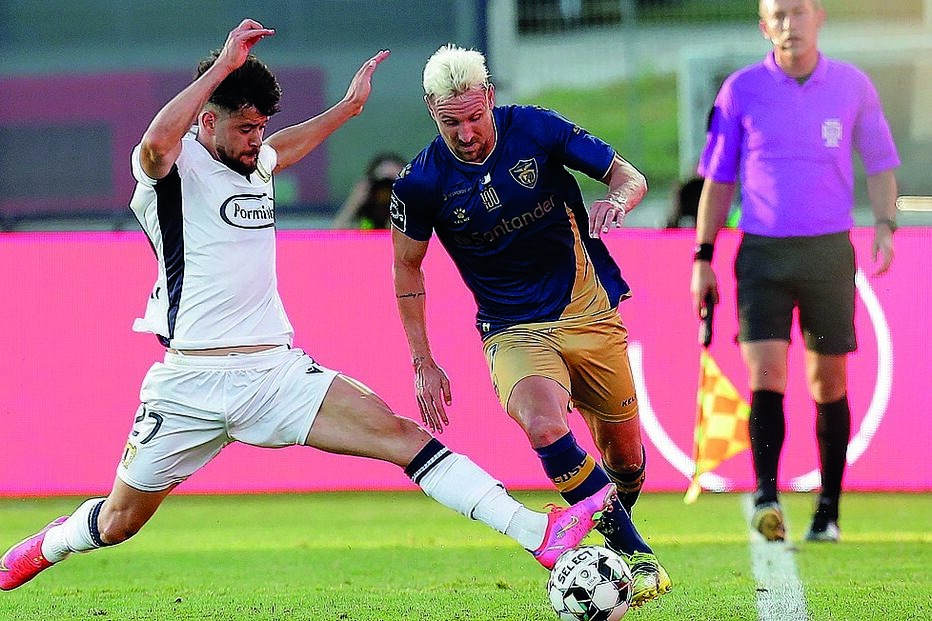 Ivo Rodrigues (Famalicão) corta uma iniciativa de Ukra (Santa Clara)