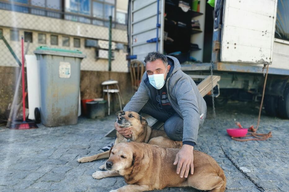 António Augusto, de 48 anos, vive com dois cães numa carrinha
