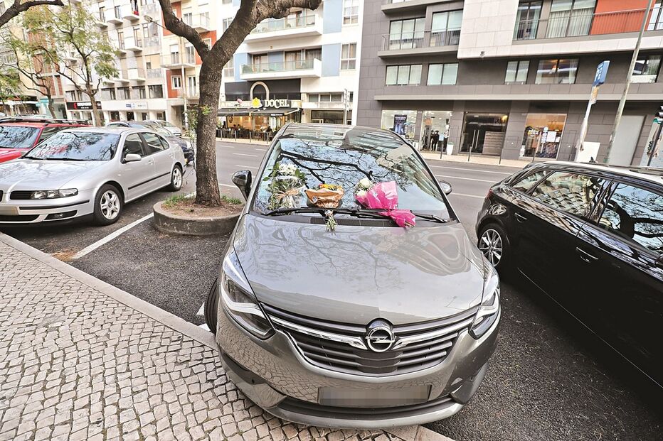 Flores deixadas no carro em que Maria Pilar, de dois anos, ficou fechada  