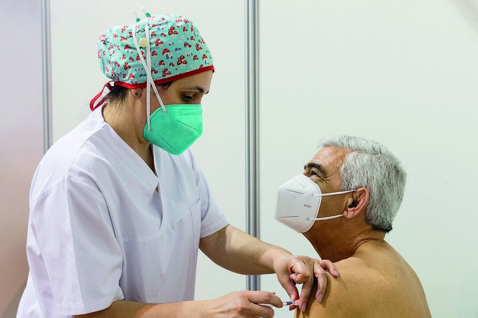 Distribuição de vacinas pelas cinco administrações regionais de saúde tem por base a densidade populacional 