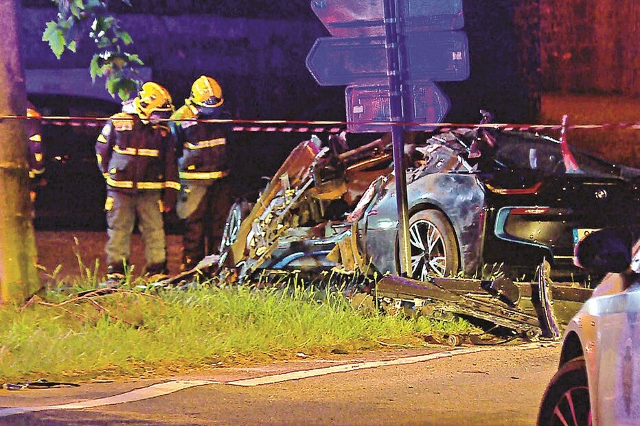 Carro no qual seguiam os quatro amigos ficou totalmente destruído 