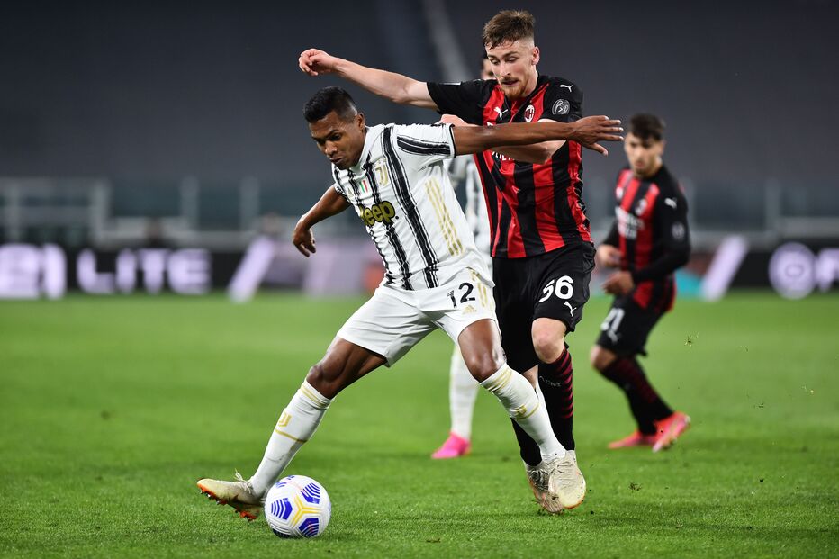 Alex Sandro , ‘apertado’ por Saelemaekers, tenta proteger a bola