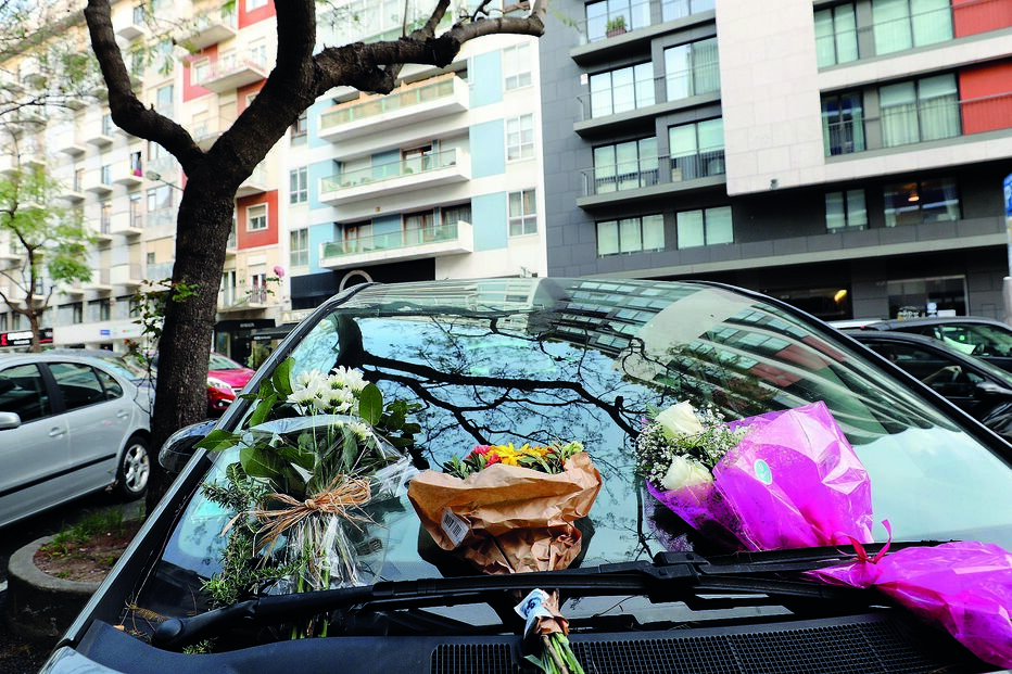 Algumas pessoas depositaram flores no carro onde a menina de dois anos morreu, estacionado na Avenida Miguel Bombarda, rua localizada no centro de Lisboa 
