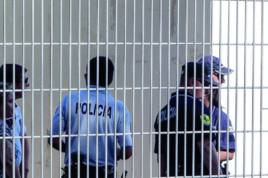 Polícia no interior da Escola Seomara da Costa Primo, na Amadora 