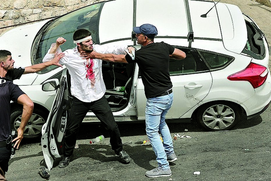  Manifestantes judeus e palestinianos trocaram agressões