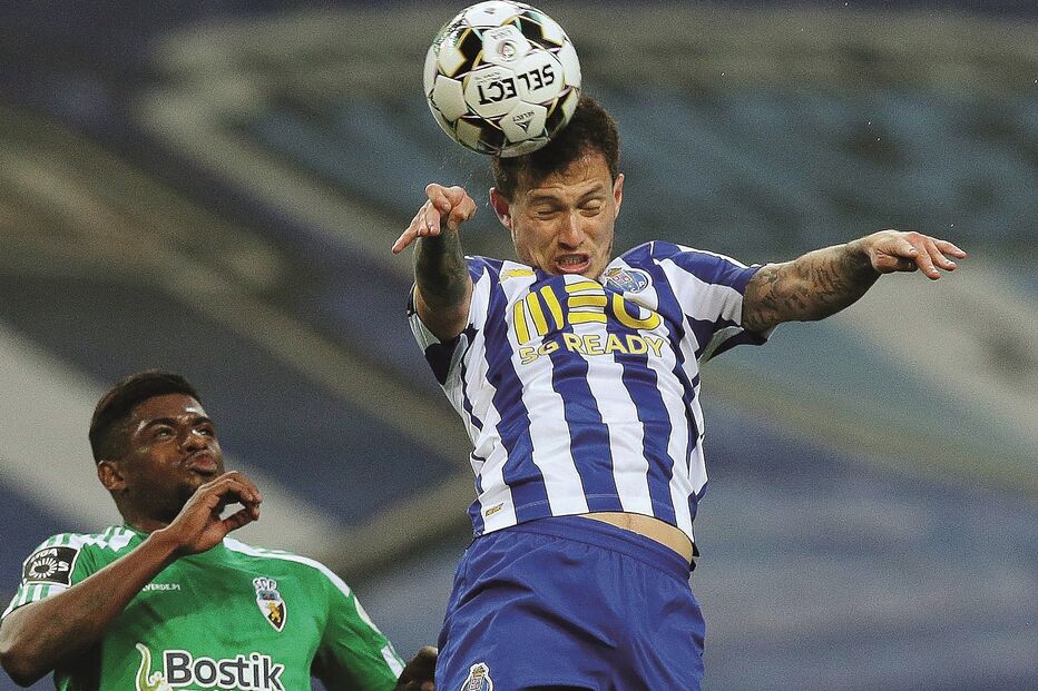 Otávio ganha lance de cabeça, em duelo com Abner. O FC Porto esteve sempre por cima neste jogo