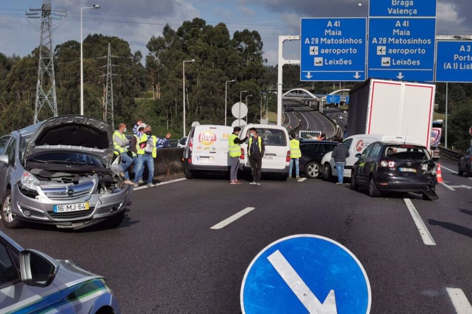 Duas pessoas encarceradas em acidente com dez carros na A41 em Alfena, junto ao acesso para a A3