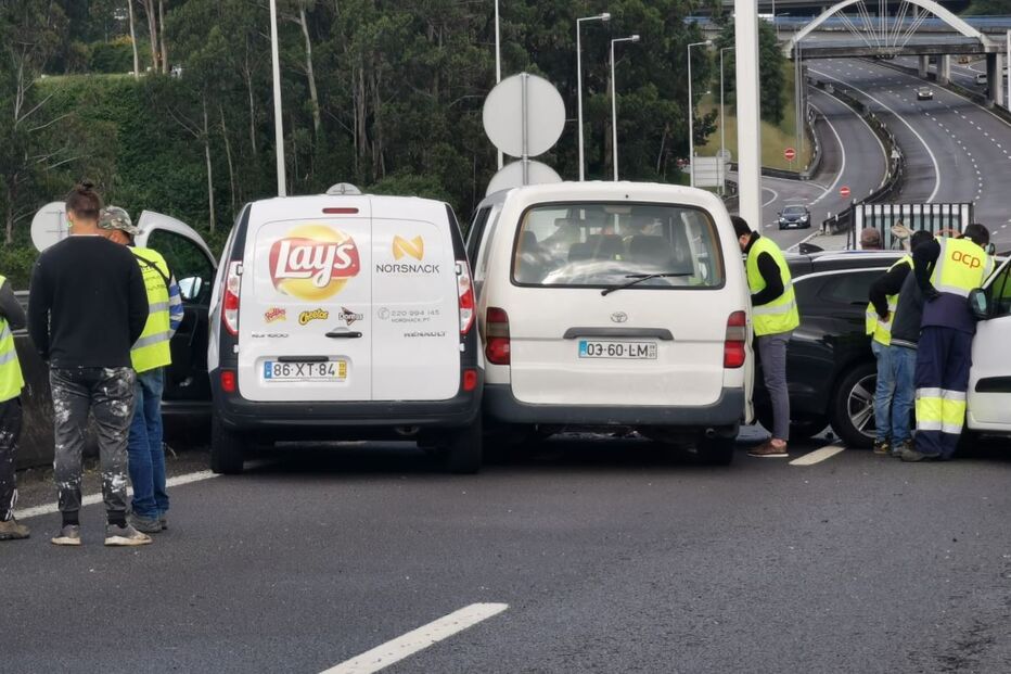 Duas pessoas encarceradas em acidente com dez carros na A41 em Alfena, junto ao acesso para a A3